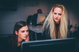 Femmes devant un écran